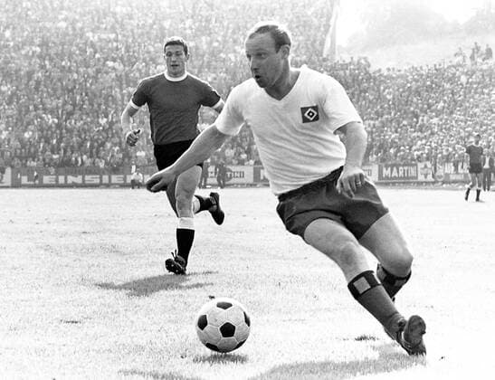 Uwe Seeler (HSV) am Ball, li. Gerd Peehs (Neunkirchen) Fußball 1. BL Herren Saison 1965 1966, Borussia Neunkirchen - Hamburger SV 1:1, Hamburg, HSV Gruppe Dynamik,
