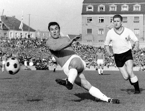 Rudolf Brunnenmeier (1860, li.) gegen Erich Leist (Neunkirchen) Fußball 1. BL Herren Saison 1964 1965, TSV 1860 München - Borussia Neunkirchen 4:2 Gruppe Aufnahmedatum geschätzt Dynamik, Kampf,