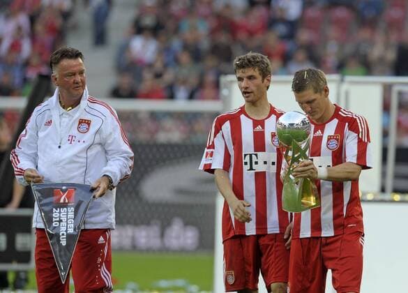 Supercup 2010: FC Bayern München, Augsburg. Bayern gewinnt den Supercup 2010, v.li.: Trainer Louis van Gaal, Thomas Müller und Bastian Schweinsteiger o0 Pokal Jubel, Freude