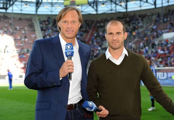 Fussball Supercup: Saison 2010 2011 FC Bayern München - FC Schalke 04 2:0, 07.08.2010, ARD Moderator Gerhard Delling mit Experte Mehmet Scholl (v. li)  o0 Journalist o00 TV