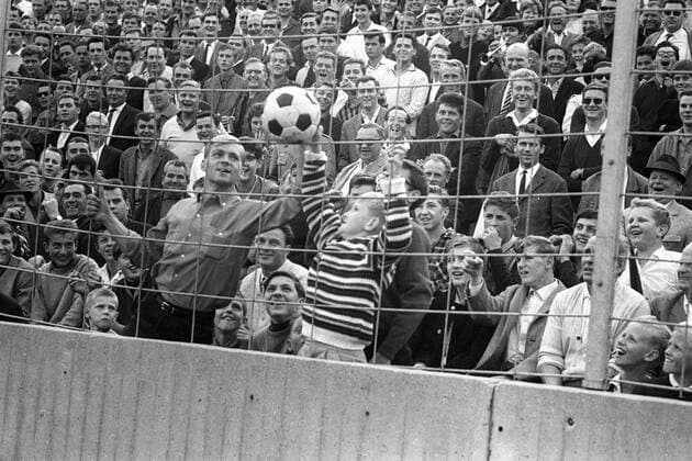 Ball steckt im Zaun fest, Zuschauer versuchen ihn zu befreien Fußball 1. BL Herren Saison 1965 1966, FC Bayern München - Borussia Neunkirchen 6:0 Gruppe München Komik,