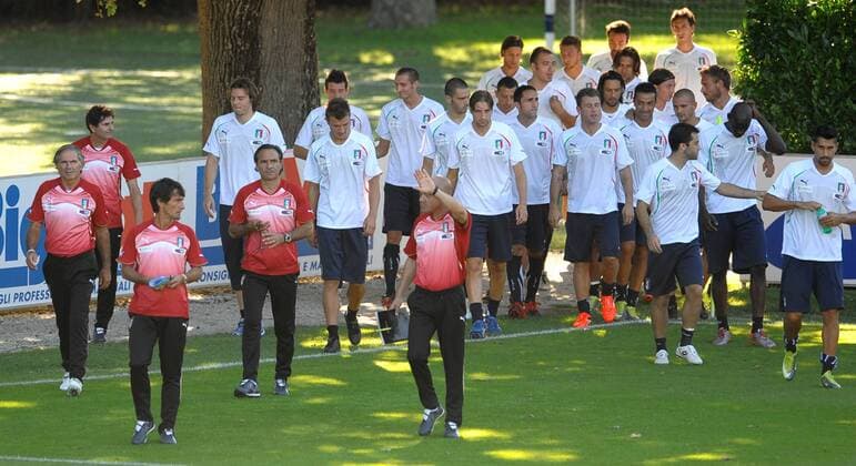 Nationaltrainer Cesare PRANDELLI (2.v.li.) - Italien - Nationalteam, Training in Florenz - ANDREAXSTACCIOLI o0 Trainer Totale