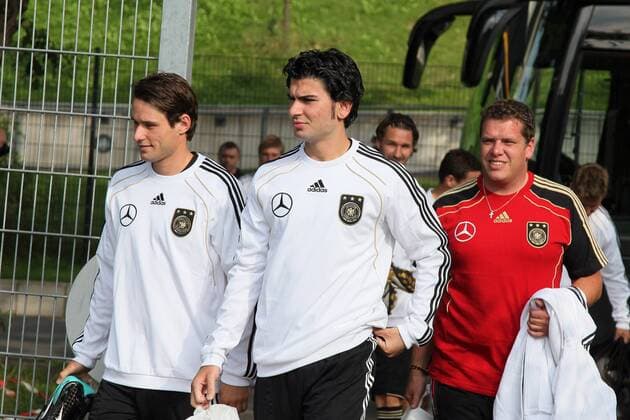 Deutschland v.li.: Christian Träsch, Serdar Tasci, Physiotherapeut Christian Huhn o0 Betreuer