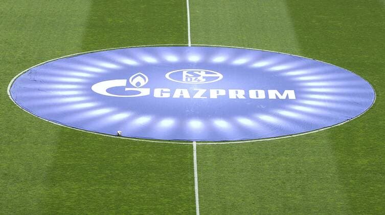 Logo von Schalkes Hauptsponsor Gazprom liegt im Mittelkreis - FC Schalke 04 o0 Logo, Emblem, Firmenlogo, Firmenemblem, Sponsor, Werbepartner, Werbung, Wirtschaft,