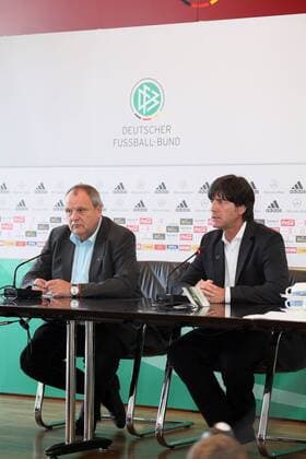 Bundestrainer Joachim Löw (R) und DFB Pressesprecher Harald Stenger