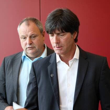 10.08.2010, Deutsche Fussball Nationalmanschaft, DFB, Bundestrainer Joachim Löw (R) (Deutsche Fussball Nationalmanschaft) mit Pressesprecher Harald Stenger o0 Nationaltrainer, Trainer