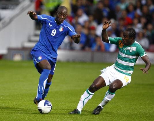 Football - International Friendly - Italy v Ivory Coast: Mario Balotelli of Italy (L) vs Seydou Doumbia at Boleyn Ground, Upton Park 