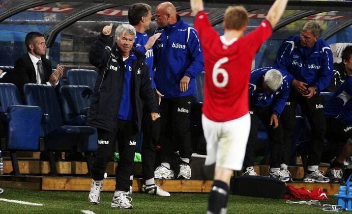 Norway (red) - France (white): Coach Egil Olsen , (NOR) 