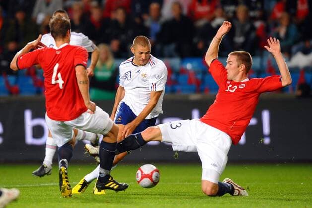 Norwegen (rot) vs Frankreich (weiß) 11 08 2010 - Karim BENZEMA (C) gegen Espen RUUD (R) - AnthonyBibardFEP - 