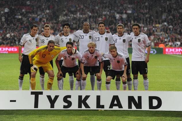 Mannschaftsbild Deutschland Tyskland, vorn v.li.: Torwart Tim Wiese, Christian Träsch, Andreas Beck, Marko Marin, hint.v.li.: Marcel Schäfer, Toni Kroos, Serdar Tasci, Jerome Boateng, Mario Gomez, Thomas Hitzlsperger, Christian Gentner  o0 Schriftzug