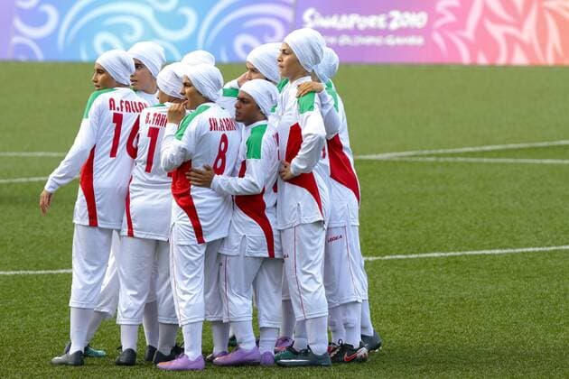 12.08.2010, Singapore Youth Olympic Games 2010 Girls Group A Soccer Preliminaries between Turkey and Iran, Jalan Besar Stadium : The Iranian team huddle together before the start of their match. xDanielxSweex  ActionPlus11080975 o0 Mannschaftskreis, Motivation, Teamgeist,