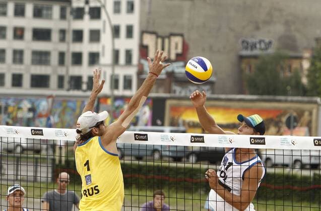 Beach Volleyball, CEV European Championship Final 2010 Berlin, Europameisterschaft, Beachvolleyball, Igor Kolodinski ( RUS, L ), Michal Kadziola ( POLEN ) xHOCHxZWEIx xJuergenxTapx