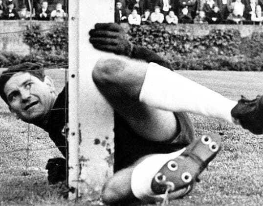 Torwart Petar Radi Radenkovic (1860 München) am Pfosten Fußball 1. BL Herren Saison 1966 1987, TSV Einzelbild Dynamik,