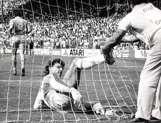 Torwart Harald Schumacher (FC Schalke 04) hängt im Netz fest, ein Ordner kommt zur Hilfe Fußball 1. BL Herren Saison 1987 1988 Gruppe Aufnahmedatum geschätzt Enttäuschung,