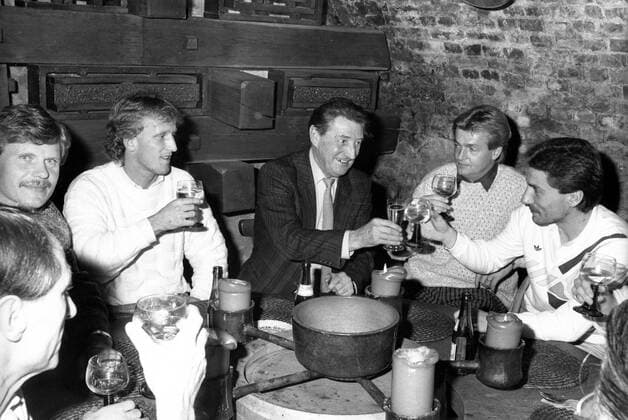 Nachträgliche Geburtstagsfeier für Fritz Walter (Mitte) mit den Profis seines 1. FC Kaiserslautern, v.li. Reiner Geye, Andreas Brehme, Fritz Walter, Trainer Hannes Bongartz und Wolfram Wuttke Fußball 1. BL Herren Saison 1986 1987, Lautern Gruppe Kaiserslautern Freude,