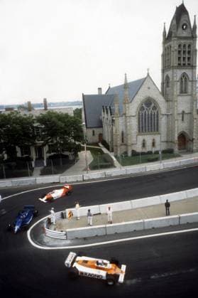 Mauro Baldi (Italien Arrows Ford) führt in seinem Boliden Michele Alboreto (Italien Tyrrell Ford) und John Watson (England McLaren Ford) durch die Spitzkehre auf Detroit Street Circuit  o0 Sportstätte Totale Rennstrecke Rennkurs Strecke Kurs Circuit Haarnadelkurve Aktion