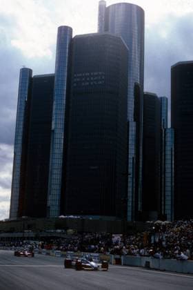 Chico Serra (Brasilien Fittipaldi Ford) vor Didier Pironi (Frankreich Ferrari) vor der Skyline von Detroit  o0 Sportstätte Totale Rennstrecke Rennkurs Strecke Kurs Circuit City, Stadt, Stadtkurs, Stadtbild