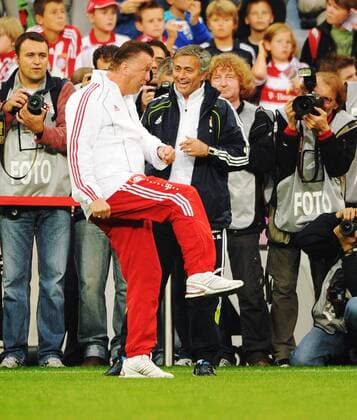 Trainer Louis Van Gaal (FCB, vorn) und Jose MOURINHO, Real Cheftrainer, Trainer, Headcoach Fussball Freundschaftsspiel und Franz Beckenbauers Abschiedsspiel, FC BAYERN MÜNCHEN - REAL MADRID , München, am 13.08.2010