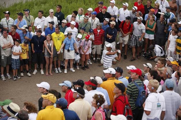 Tiger Woods (USA) is surrounded by fans as he takes his second shot on the 2nd hole during the second round of the 92nd PGA Championship at Whistling Straits in Kohler, Wisconsin on August 13, 2010. The second round was suspended due to darkness.  BKX2010081349 Totale o0 Fan, Zuschauer