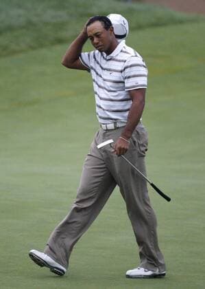 Tiger Woods (USA) wipes his head as he walks off the 6th hole during the second round of the 92nd PGA Championship at Whistling Straits in Kohler, Wisconsin on August 13, 2010. The second round was suspended due to darkness after Woods finished the 6th hole.  BKX2010081347 o0 Enttäuschung