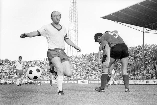 Uwe Seeler (HSV, li.) Fußball 1. BL Herren Saison 1965 1966, Hamburg Hamburger SV Gruppe Aufnahmedatum geschätzt
