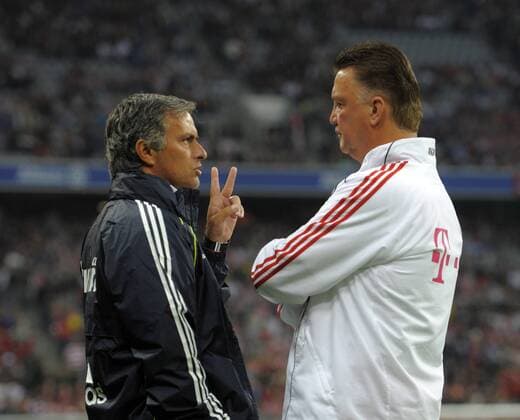 13.08.2010, Fussball Franz Beckenbauers Abschiedsspiel: FC Bayern München - Real Madrid, in der Allianz-Arena München, v.li: Trainer Jose Mourinho (Madrid), Trainer Louis van Gaal (München) im Gespräch.