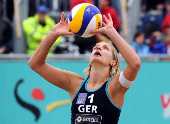 BEACHVOLLEYBALL - CEV EM 2010 BERLIN,DEUTSCHLAND,14.AUG.10 - DIVERS, BEACH VOLLEYBALL - CEV Europameisterschaft, Halbfinale, Damen. Bild zeigt Laura Ludwig (GER). 