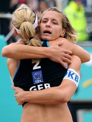 BEACHVOLLEYBALL - CEV EM 2010 BERLIN,DEUTSCHLAND,14.AUG.10 - DIVERS, BEACH VOLLEYBALL - CEV Europameisterschaft, Halbfinale, Damen. Bild zeigt den Jubel von Sara Goller (L) und Laura Ludwig (GER).  o0 Jubel, Freude,
