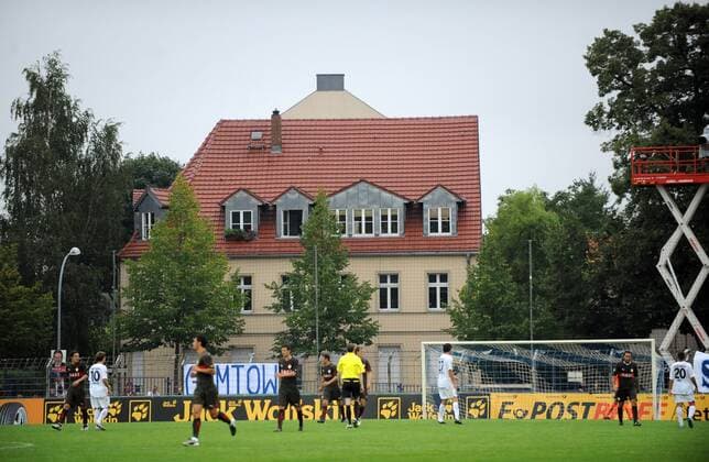 Fußball, DFB-Pokal, Saison 2010 11, 1. Runde, SV Babelsberg 03 - VfB Stuttgart, Karl-Liebknecht-Stadion ohne Tribüne an der Karl-Liebknecht-Sttraße, 14.08. 2010,