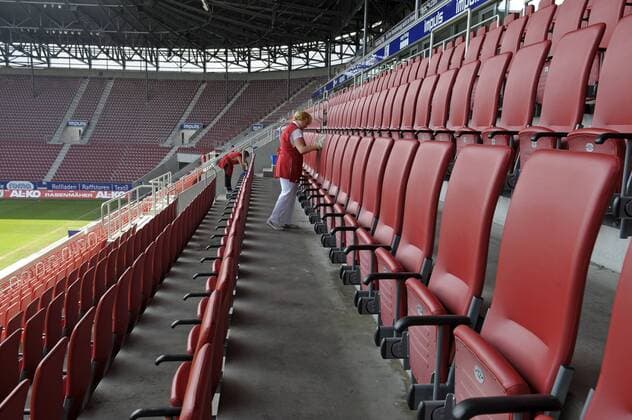 Fußball, Stadiongeschichte FC Augsburg Impuls-Arena des FC Augsburg, Stadionübersicht. Putzfrauen wischen die Sitzplätze ab o0 Sitz Bestuhlung Sitzplatz Arbeit o0 Totale