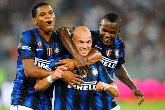 Wesley Sneijder Mitte Inter Emeka Obiorah NWANKWO li. und Victor Obinna - Bari Trofeo TIM - Inter Mailand (Blau) vs Juventus Turin Juve (Weiß) andreaxstaccioli o0 Jubel Freude