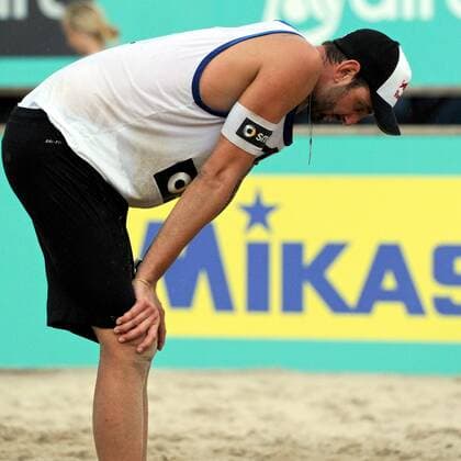 BEACHVOLLEYBALL - CEV EM 2010 BERLIN,DEUTSCHLAND,15.AUG.10 - DIVERS, BEACH VOLLEYBALL - CEV Europameisterschaft, Finale, Herren. Bild zeigt die Enttaeuschung von Clemens Doppler (AUT). 