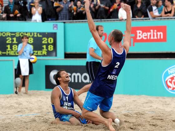 BEACHVOLLEYBALL - CEV EM 2010 BERLIN,DEUTSCHLAND,15.AUG.10 - DIVERS, BEACH VOLLEYBALL - CEV Europameisterschaft, Finale, Herren. Bild zeigt den Jubel von Reinder Nummerdor li. und Richard Schuil (NED). Europameister  o0 Sieg Jubel Freude