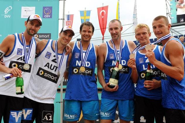 BEACHVOLLEYBALL - CEV EM 2010 BERLIN,DEUTSCHLAND,15.AUG.10 - DIVERS, BEACH VOLLEYBALL - CEV Europameisterschaft, Herren, Siegerehrung. Bild zeigt v.li. Clemens Doppler, Matthias Mellitzer (AUT), die Europameister Reidner Nummerdor, Richard Schuil (NED), Janis Smelins und Martins Plavins (LAT). Keywords: Medaille, Sekt. o0 Siegerehrung Sieg Jubel Freude
