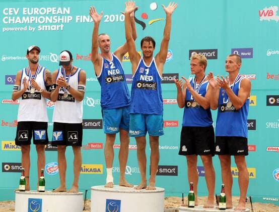 BEACHVOLLEYBALL - CEV EM 2010 BERLIN,DEUTSCHLAND,15.AUG.10 - DIVERS, BEACH VOLLEYBALL - CEV Europameisterschaft, Herren, Siegerehrung. Bild zeigt v.li. Clemens Doppler, Matthias Mellitzer (AUT), die Europameister Reidner Nummerdor, Richard Schuil (NED), Janis Smelins und Martins Plavins (LAT). Keywords: Medaille, Sekt. o0 Jubel Freude Sieg Siegerehrung