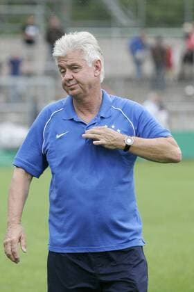 DFB-Pokal SC Victoria Hamburg - Rot-Weiß Oberhausen am 15.08.2010 in Hamburg Die Mannschaft des SC Victoria Hamburg feiert den Einzug in die nächste Runde beim DFB-Pokal. Hamburg gewinnt mit 1:0 gegen Rot-Weiß Oberhausen. Bert Ehm ( Trainer Hamburg )