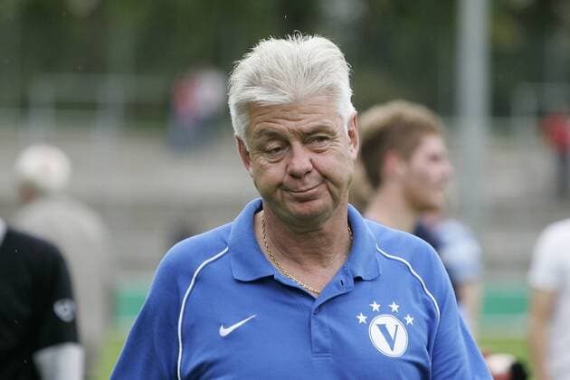 DFB-Pokal SC Victoria Hamburg - Rot-Weiß Oberhausen am 15.08.2010 in Hamburg Die Mannschaft des SC Victoria Hamburg feiert den Einzug in die nächste Runde beim DFB-Pokal. Hamburg gewinnt mit 1:0 gegen Rot-Weiß Oberhausen. Bert Ehm ( Trainer Hamburg )