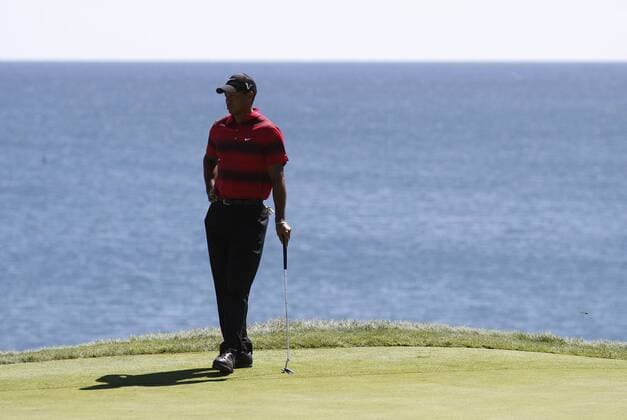 Tiger Woods (USA) stands on the 3rd green during the final round of the 92nd PGA Championship at Whistling Straits in Kohler, Wisconsin on August 15, 2010.  BKX2010081506 o0 Aufmacher Nachdenklichkeit Enttäuschung Lake Michigan See