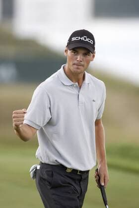 Martin Kaymer of Germany pumps his fist after sinking a birdie putt on the 17th hole during a playoff at the 92nd PGA Championship at Whistling Straits in Kohler, Wisconsin on August 15, 2010. Kaymer won a three-hole playoff by one stroke after finishing regulation play with a 11-under-par 277.  BKX2010081522 o0 Jubel Freude