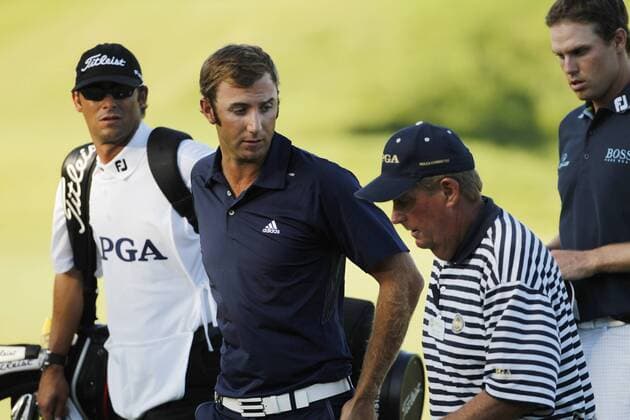 Dustin Johnson (USA) (C) talks with a rules official after finishing his final round of the 92nd PGA Championship at Whistling Straits in Kohler, Wisconsin on August 15, 2010. It was ruled that Johnson was in a bunker when he made his approach and grounded his club twice while setting up for his shot. Johnson received a two-stroke penalty for the foul, knocking him out of a 3-hole-playoff.  BKX2010081530 o0 Platzrichter Regelverletzung local rules Schiri Strafe Strafschläge