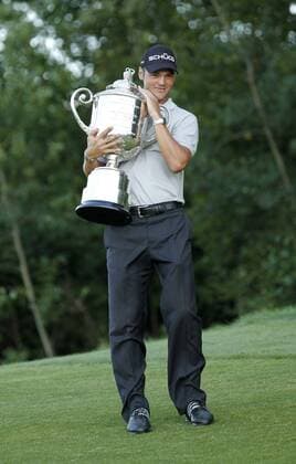 Martin Kaymer of Germany poses for pictures with the Rodman Wanamaker Trophy after winning the 92nd PGA Championship at Whistling Straits in Kohler, Wisconsin on August 15, 2010. Kaymer won a three-hole playoff by one stroke after finishing regulation play with a 11-under-par 277.  BKX2010081517 o0 Pokal Shooting