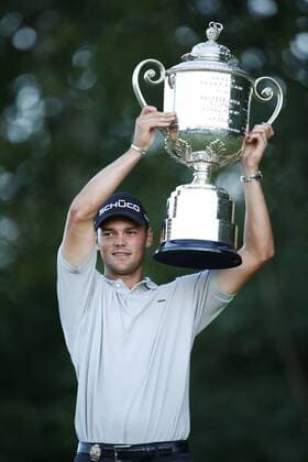 Martin Kaymer of Germany poses for pictures with the Rodman Wanamaker Trophy after winning the 92nd PGA Championship at Whistling Straits in Kohler, Wisconsin on August 15, 2010. Kaymer won a three-hole playoff by one stroke after finishing regulation play with a 11-under-par 277.  BKX2010081520 o0 Pokal Jubel Freude