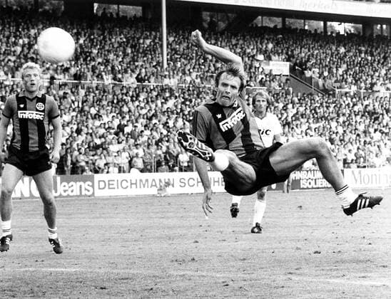 Karl Heinz Körbel (Mitte) artistisch am Ball, li. Michael Künast (beide Frankfurt) Fußball 1. BL Herren Saison 1982 1983, Eintracht Frankfurt, Gruppe Frankfurt M. Dynamik,