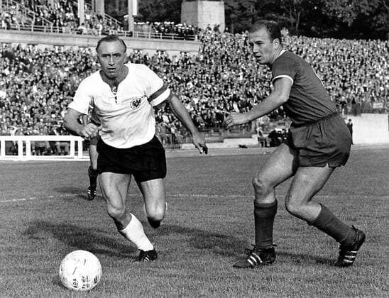 Richard Kress (Frankfurt, li.) im Duell Fußball 1. BL Herren Saison 1963 1964, Eintracht Frankfurt - 1. FC Kaiserslautern 1:1, Aufnahmedatum geschätzt Gruppe Frankfurt M.
