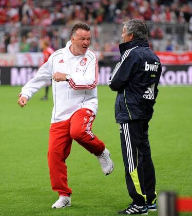 FUSSBALL INTERNATIONAL SAISON 2010 2011 13.08.2010 FC Bayern München - CF Real Madrid Trainer Louis van Gaal (li, FC Bayern München) mit Trainer Jose Mourinho (re, Real Madrid) 