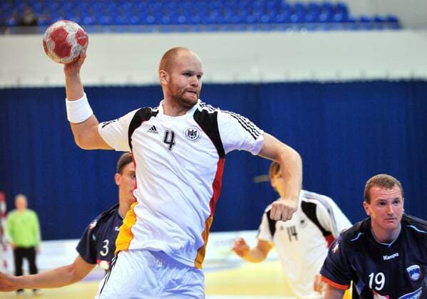 Bratislava (Tschechien) 8.8.2010 Handball-Junioren-Europameisterschaft Spiel um Platz 3 Slowenien (blau) - Deutschland (weiß) 30-25 Alexander Becker, GER