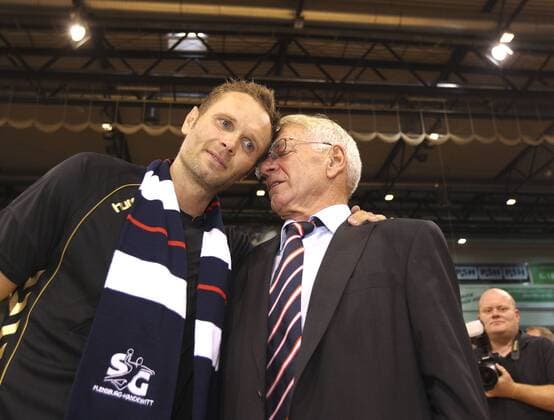 Manager Manfred WERNER (Flensburg, R) nimmt Abschied von Lars Christiansen Handball 1. Bundesliga Herren am So. 15.08.2010 SG Flensburg Handewitt , Abschiedsspiel für Lars Christiansen o0 Funktionär,