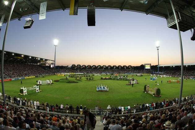 Reiten Reitsport - CHIO Aachen 2010 - 15.07.2010 - Mercedes-Benz Preis - Mannschaftsspringen Teamspringen . Übersicht Uebersicht. Blick in das Hauptstadion während des Mercedes-Benz Preis. o0 Stadion GER