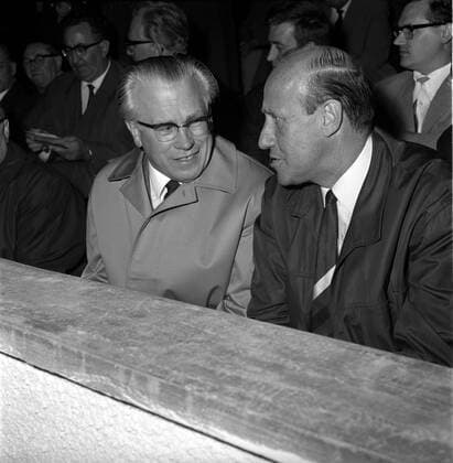 Präsident Wilhelm Neudecker (Bayern, li.) und Bundestrainer Helmut Schön (BR Deutschland) als Zuschauer auf der Tribüne Fußball 1. BL Herren Saison 1965 1966, FC Bayern München Gruppe München