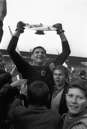 Torwart Petar Radi Radenkovic mit der Meisterschale, der TSV 1960 München ist deutscher Meister der Saison 1965 1966 Fußball 1. BL Herren Saison 1965 1966, TSV 1860 München, Deutscher Meister, Meisterschaft, Meisterfeier, Feier, Sieg Gruppe München Freude, Begeisterung,